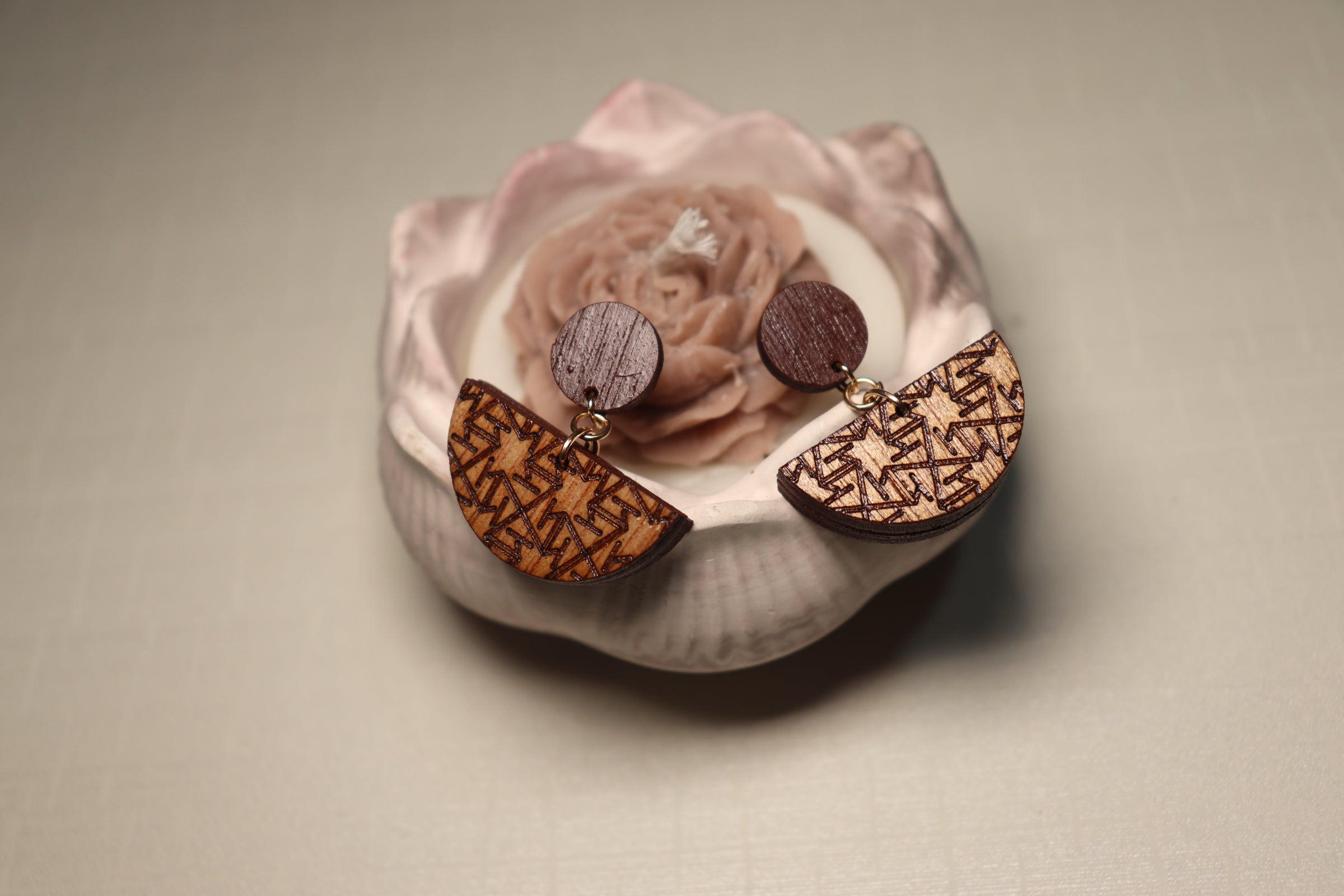 Brown earring with stars